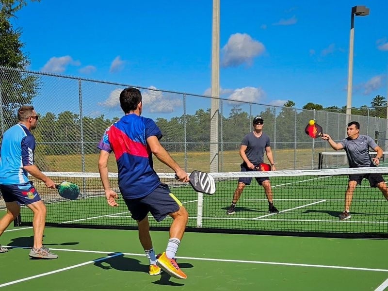 Pickleball - từ trò tiêu khiển thành môn thể thao gây sốt 1 cach cam vot pickleball chuan xac dung ky thuat 672c271874624