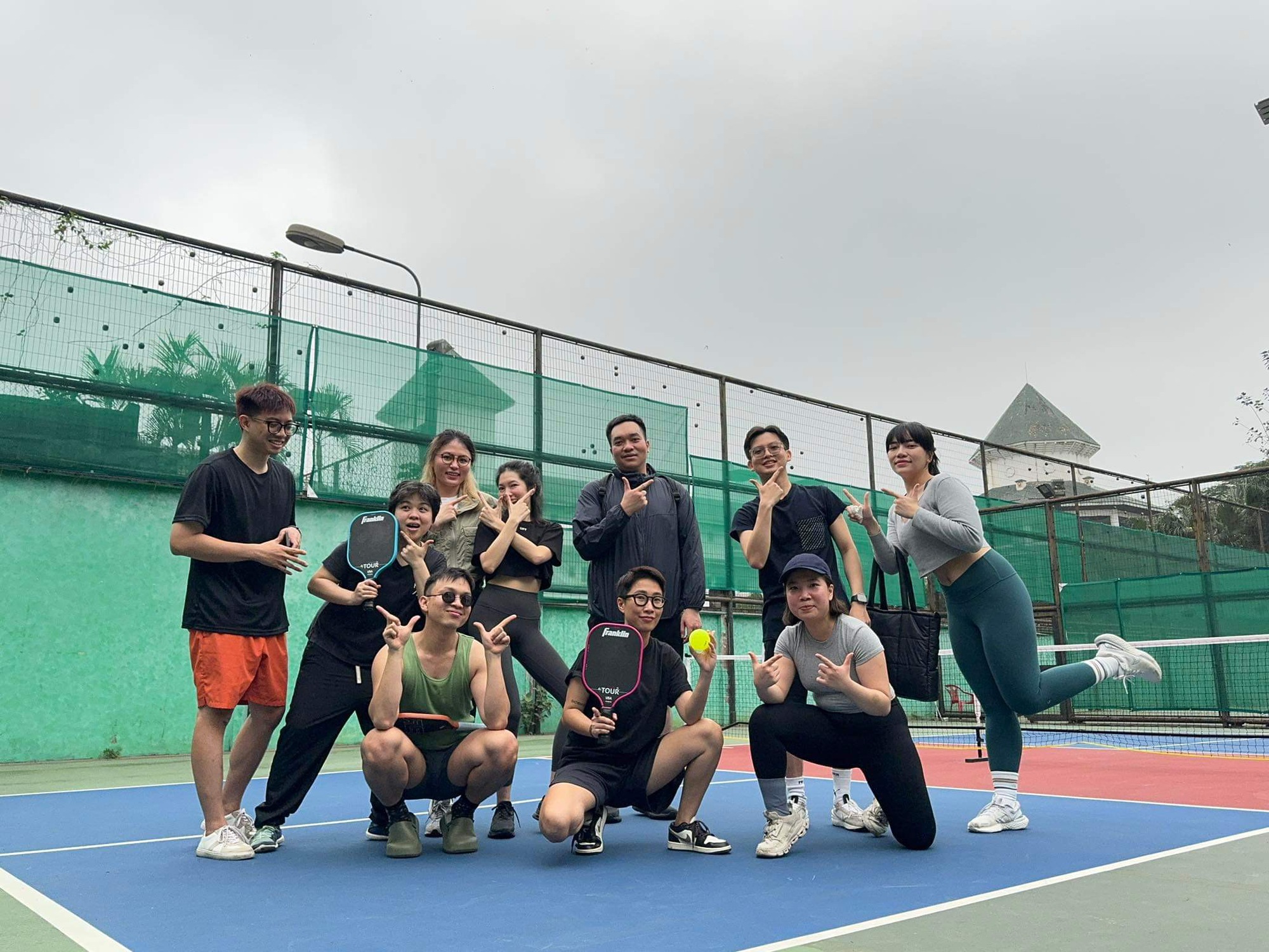 Vì sao dân chúng đổ xô ra sân chơi pickleball 48 chi phi ban dau de bat dau choi pickleball 672c2f8e889cb